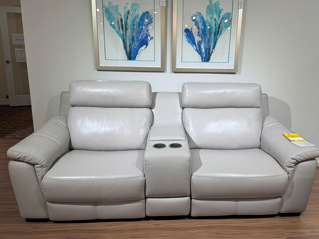 Power Motion Loveseat with Console  Natuzzi